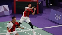 Alhasil, Fajar/Rian cuma lolos ke perempatfinal cabor bulutangkis putra Olimpiade 2024 dengan status runner-up Grup C.
