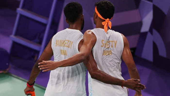 Kalah dari Pasangan India, Fajar/Rian Jadi Runner-up Grup C Paris 2024 Olympics - Badminton - Men's Doubles Group play stage - Porte de La Chapelle Arena, Paris, France - July 30, 2024.
Chirag Shetty of India and Satwiksairaj Rankireddy of India celebrate after winning the Group C match against Fajar Alfian of Indonesia and Muhammad Rian Ardianto of Indonesia. REUTERS/Hamad I Mohammed