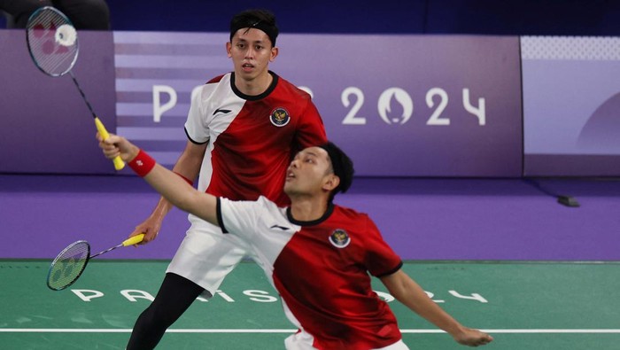 Paris 2024 Olympics - Badminton - Mens Doubles Group play stage - Porte de La Chapelle Arena, Paris, France - July 30, 2024.
Chirag Shetty of India and Satwiksairaj Rankireddy of India celebrate after winning the Group C match against Fajar Alfian of Indonesia and Muhammad Rian Ardianto of Indonesia. REUTERS/Hamad I Mohammed