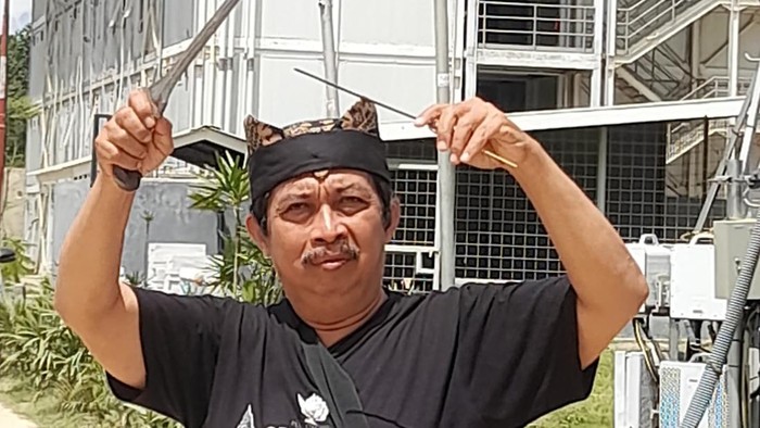 Kanjeng Raden Tumenggung (KRT) Ilham Triadi Nagoro, pawang hujan di IKN.