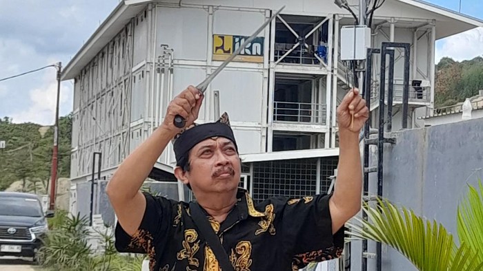 Kanjeng Raden Tumenggung (KRT) Ilham Triadi Nagoro, pawang hujan di IKN.