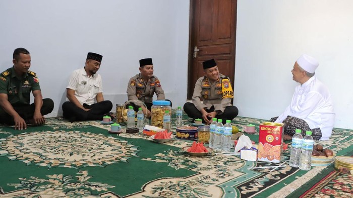Kapolres Nganjuk AKBP Siswantoro silaturahmi ke KH Ali Mustofa Said