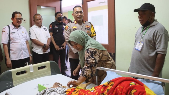 Kapolres Probolinggo Kota menjenguk korban laka pelintasan kereta api