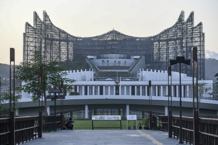 Suasana Istana Negara dan Istana Garuda terlihat dari kawasan Sumbu Kebangsaan IKN, Penajam Paser Utara, Kalimantan Timur, Minggu (28/7/2024). Sumbu Kebangsaan merupakan ruang terbuka di IKN yang menjadi simbol hubungan harmonis antar alam, manusia, dan nilai luhur kebudayaan. ANTARA FOTO/Hafidz Mubarak A/tom.