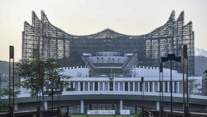 Suasana Istana Negara dan Istana Garuda terlihat dari kawasan Sumbu Kebangsaan IKN, Penajam Paser Utara, Kalimantan Timur, Minggu (28/7/2024). Sumbu Kebangsaan merupakan ruang terbuka di IKN yang menjadi simbol hubungan harmonis antar alam, manusia, dan nilai luhur kebudayaan. ANTARA FOTO/Hafidz Mubarak A/tom.