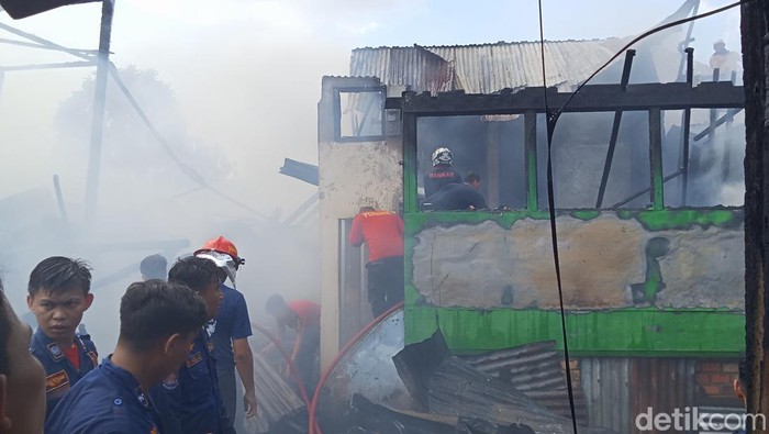 Kebakaran 3 rumah di Palembang diduga akibat masak air lalu ditinggal.