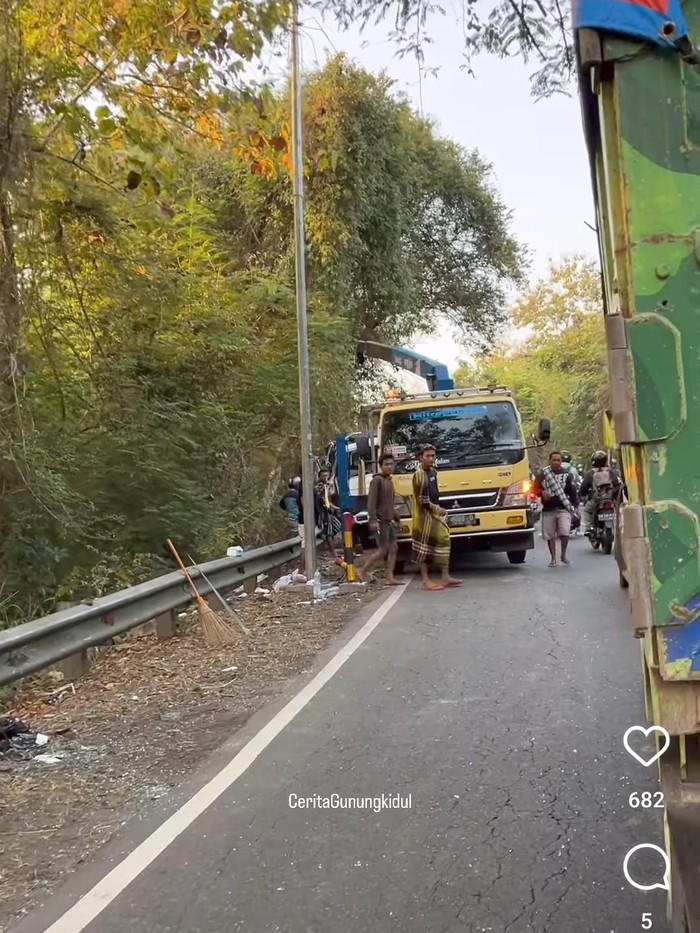 Kondisi kecelakaan melibatkan dua truk di jalan Jogja-Wonosari di Playen, Gunungkidul pagi ini, Rabu (31/7/2024).