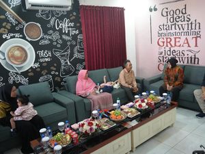 Komitmen Tangani Masalah Sosial, Risma Bantu Bayi Kembar Siam di Lebak