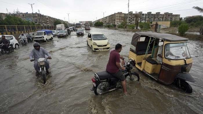 Hujan lebat mengguyur Karachi, Pakistan, Selasa (30/7). Akibatnya, kawasan tersebut terendam banjir.