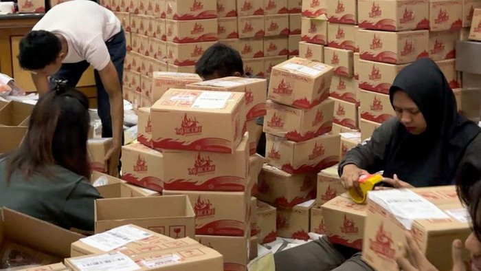 Keren! Kemasan Khusus UMKM Pangan Ini Bisa Tahan 12 Bulan UMKM Pangan siap saji yang berupa lauk pauk dan bernama Mercon Merah Putih ini dikemas secara khusus menggunakan teknologi yang bisa disimpan selama 12 bulan. Keren!