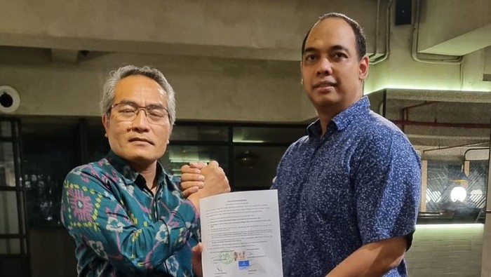 Ketua DPC PKB Bantul yang juga Bupati Bantul petahana, Abdul Hakim Muslih (kiri), dan Ketua DPC Demokrat Bantul, Rony Wijaya Indra Gunawan, menunjukkan dokumen MoU untuk Pilkada Bantul 2024, Senin (29/7/2024).