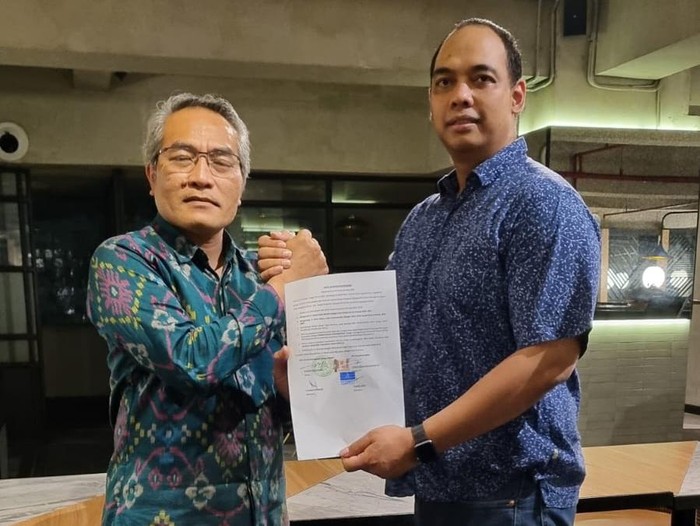 Ketua DPC PKB Bantul yang juga Bupati Bantul petahana, Abdul Hakim Muslih (kiri), dan Ketua DPC Demokrat Bantul, Rony Wijaya Indra Gunawan, menunjukkan dokumen MoU untuk Pilkada Bantul 2024, Senin (29/7/2024).
