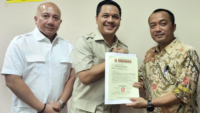 Ketua OKK DPP Gerindra Prasetyo Hadi menyerahkan surat rekomendasi ke Ari Wibowo. (Dok. Istimewa)