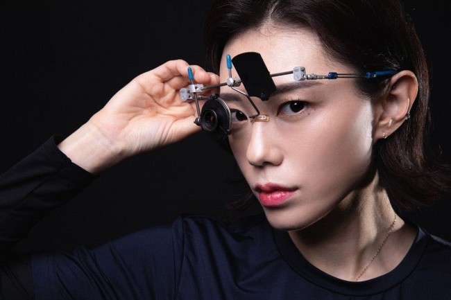 Pesonanya semakin bikin kagum karena Kim Ye Ji menggunakan kacamata  yang unik. Kacamata tersebut bahkan memperlihatkan logo Olimpiade Paris 2024. Foto: Dok. Naver