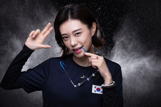 Dia seharusnya direkrut dalam film action. Tidak perlu akting, Cara dia menempatkan bendera Korea di pistolnya dan menatap ke kamera, Aku ingin menikahi dia. Kim Ye Ji, tolong aku bisa memasak, Foto: Dok. Naver