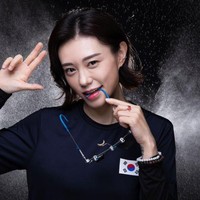 Dia seharusnya direkrut dalam film action. Tidak perlu akting, Cara dia menempatkan bendera Korea di pistolnya dan menatap ke kamera, Aku ingin menikahi dia. Kim Ye Ji, tolong aku bisa memasak, Foto: Dok. Naver