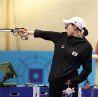 Atlet Kim Ye Ji mencuri hati netizen dengan penampilannya saat berlaga dalam kategori senapan angin 10 meter. Ketika itu, ia tampil dengan kemampuan dan karisma yang menawan ketika membidik papan senapan.  Foto: Getty Images