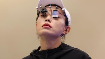 Atlet tembak Korea Selatan, Kim Yeji, viralnya memang sedunia. Kim Yeji memang benar-benar mencuri perhatian di Olimpiade Paris 2024. Ia mendapat medali perak untuk nomer air pistol 10 meter putri. Yang bikin viral adalah gayanya yang asyik, keren, cuek, badass dan seperti jagoan di film aksi. Foto: Getty Images
