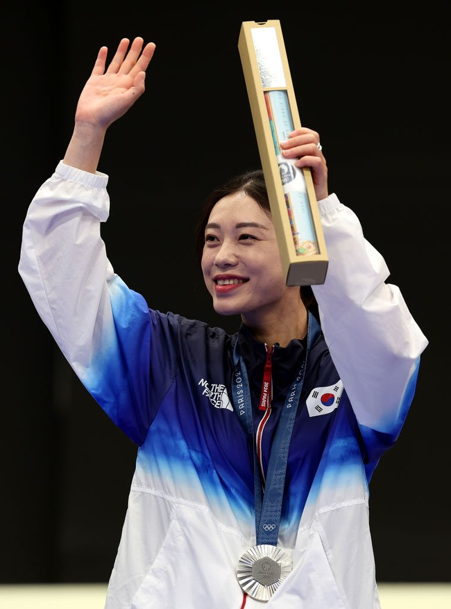 Kim Ye Ji adalah atlet tembak asal Korea Selatan yang baru saja mendapat medali perak di Olimpiade Paris 2024. Kemenangannya jadi viral karena gayanya yang unik. Foto: Getty Images