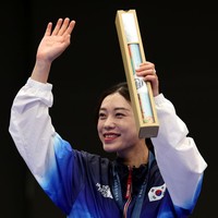 Kim Ye Ji adalah atlet tembak asal Korea Selatan yang baru saja mendapat medali perak di Olimpiade Paris 2024. Kemenangannya jadi viral karena gayanya yang unik. Foto: Getty Images