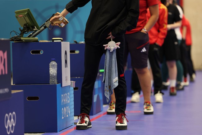 Selain pesonanya, Kim Ye Ji juga jadi perbincangan karena membawa boneka anaknya ketika bertanding. Boneka gajah tersebut disematkan di celana sebagai jimat keberuntungan.  Foto: Getty Images