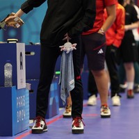 Selain pesonanya, Kim Ye Ji juga jadi perbincangan karena membawa boneka anaknya ketika bertanding. Boneka gajah tersebut disematkan di celana sebagai jimat keberuntungan.  Foto: Getty Images