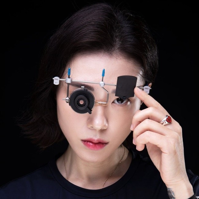 Begini posenya yang bikin netizen semakin jatuh cinta. Foto: Dok. Naver