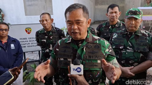 KSAD Jenderal TNI Maruli Simanjuntak saat diwawancarai di Kelurahan Namosain, Kecamatan Alak, Kota Kupang, Nusa Tenggara Timur (NTT), Rabu (31/7/2024). (Foto: Yufengki Bria/detikBali)