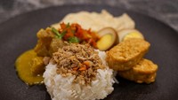 Hotel Aston Pekalongan Syariah dilengkapi juga dengan restoran dan lounge. Restoran Zamzam menyajikan hidangan Internasional, Timur Tengah, Indonesia. Lokasinya berada di lantai dua hotel. (Wahyu Setyo/detikTravel)