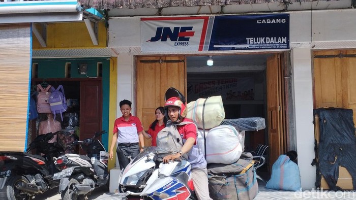 Kurir JNE Teluk Dalam Yobedin saat akan mengantar puluhan paket ke wilayah 3T. (Foto: Kartika Sari).