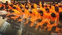 Para tersangka dihadirkan dalam jumpa pers pengungkapan kasus judi online.