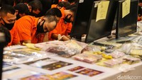 Para tersangka ini mengharuskan para pemain melakukan pendaftaran akun serta deposit uang. Untuk deposit, para tersangka meminta para pemain untuk mentransfer ke rekening ataupun e-wallet serta pulsa yang disediakan oleh penyelenggara di website perjudian online.  