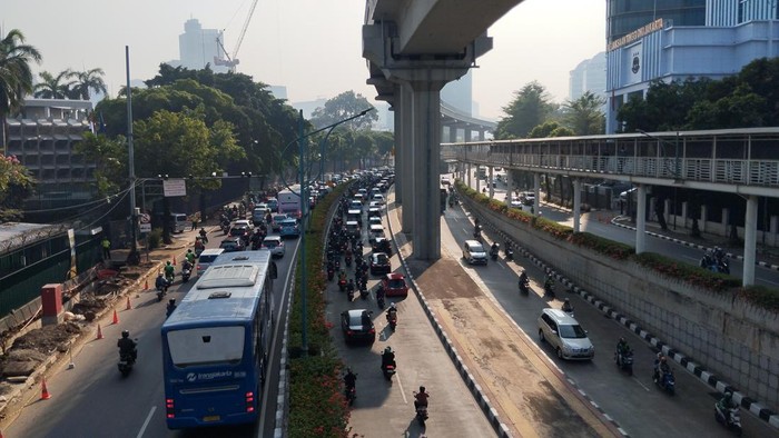 Lalin di Kuningan Macet Imbas Proyek Galian