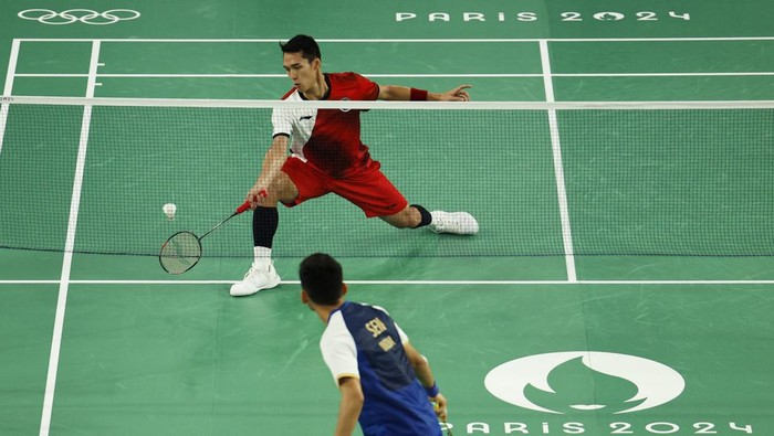 Paris 2024 Olympics - Badminton - Men's Singles Group play stage - Porte de La Chapelle Arena, Paris, France - July 31, 2024. Jonatan Christie of Indonesia in action during the Group L match against Lakshya Sen of India. REUTERS/Hamad I Mohammed