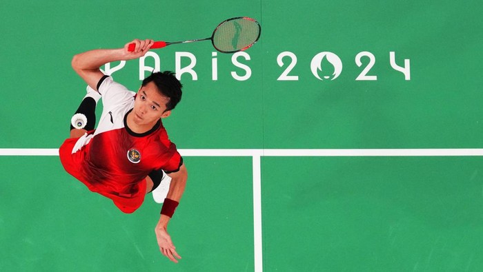 Paris 2024 Olympics - Badminton - Mens Singles Group play stage - Porte de La Chapelle Arena, Paris, France - July 31, 2024. Jonatan Christie of Indonesia in action during the Group L match against Lakshya Sen of India. REUTERS/Hamad I Mohammed