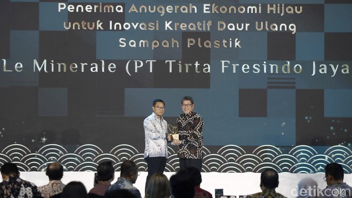 Le Minerale Terima Anugerah Ekonomi Hijau