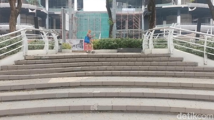 Lokasi Ini Cocok untuk Jogging Santai di Tengah Kawasan Bisnis Jaksel River Walk Epicentrum, Jalan Rasuna Said, Jakarta Selatan ini begitu ikonik dan tak ayal kerap dijadikan tempat untuk bersantai di tengah kota. detikTravel pun mendatangi area yang dibangun oleh mantan orang nomor satu di Jawa Barat kala itu, Ridwan Kamil.
