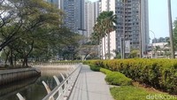 River Walk Epicentrum, Jalan Rasuna Said, Jakarta Selatan ini begitu ikonik dan tak ayal kerap dijadikan tempat untuk bersantai di tengah kota. detikTravel pun mendatangi area yang dibangun oleh mantan orang nomor satu di Jawa Barat kala itu, Ridwan Kamil.  