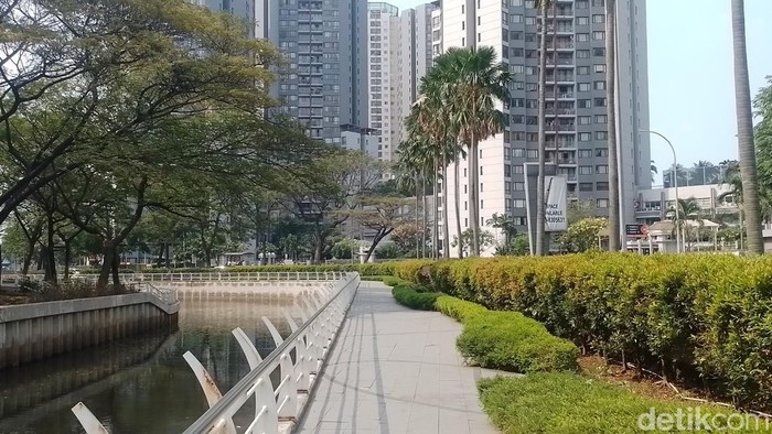 River Walk Epicentrum, Jalan Rasuna Said, Jakarta Selatan ini begitu ikonik dan tak ayal kerap dijadikan tempat untuk bersantai di tengah kota. detikTravel pun mendatangi area yang dibangun oleh mantan orang nomor satu di Jawa Barat kala itu, Ridwan Kamil.