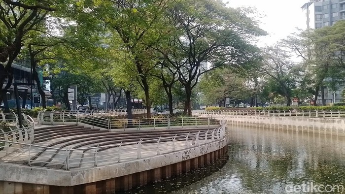 River Walk Epicentrum, Jalan Rasuna Said, Jakarta Selatan ini begitu ikonik dan tak ayal kerap dijadikan tempat untuk bersantai di tengah kota. detikTravel pun mendatangi area yang dibangun oleh mantan orang nomor satu di Jawa Barat kala itu, Ridwan Kamil.