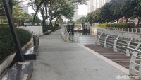 Menurut petugas keamanan wilayah Epicentrum, Purnama mengatakan River Walk Epicentrum ini banyak dijadikan arena olahraga dan juga bersantai-santai.   