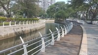 Memang kawasan River Walk Epicentrum ini menyuguhkan tempat yang sejuk walaupun terletak di tengah jalan dan berada di samping Kali Cideng. Yang menariknya kebersihan kali di River Walk Epicentrum yang panjangnya sekitar 500 meter dengan lebar 8 meter ini terbilang cukup bersih dan tidak tercium bau apapun.  