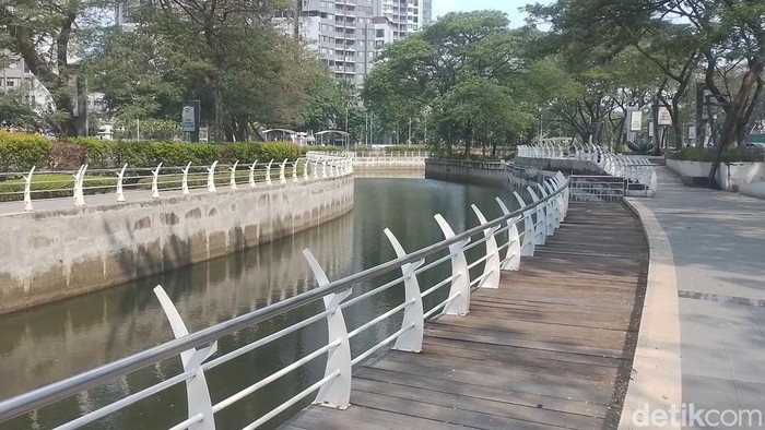 River Walk Epicentrum, Jalan Rasuna Said, Jakarta Selatan ini begitu ikonik dan tak ayal kerap dijadikan tempat untuk bersantai di tengah kota. detikTravel pun mendatangi area yang dibangun oleh mantan orang nomor satu di Jawa Barat kala itu, Ridwan Kamil.