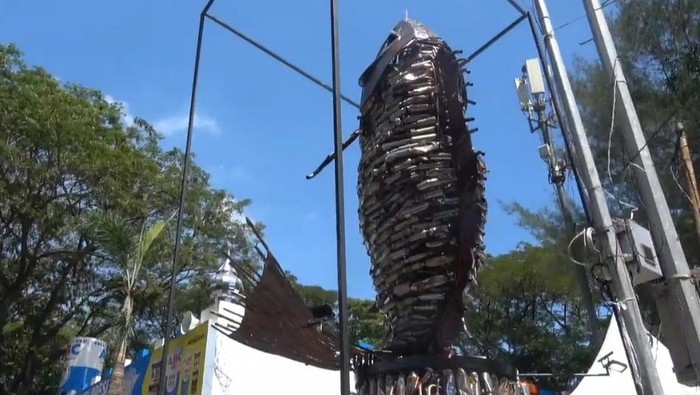 Tugu berbentuk ikan dari knalpot brong di Pos Polisi Fly Over Makassar, Sulawesi Selatan (Sulsel).