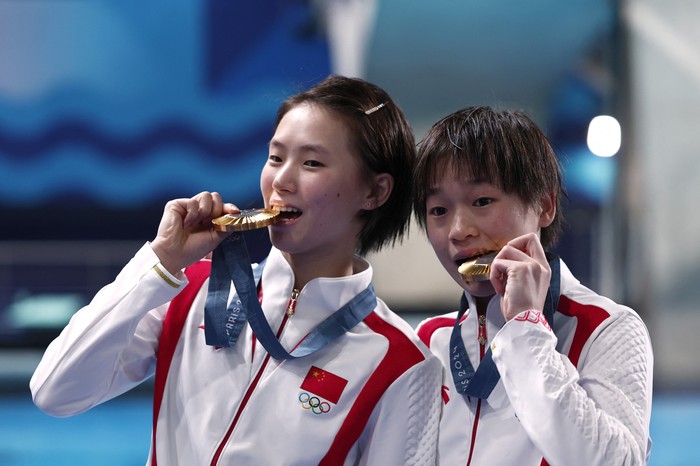 Paris 2024 Olympics - Diving - Womens Synchronised 10m Platform Victory Ceremony - Aquatics Centre, Saint-Denis, France - July 31, 2024. Gold medallists Hongchan Quan of China and Yuxi Chen of China pose with their medals REUTERS/Gonzalo Fuentes