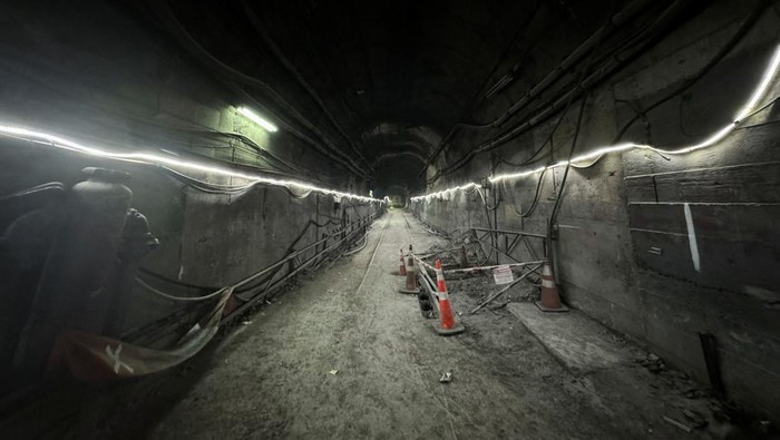 Menyusuri Tambang Tembaga Bawah Tanah Terbesar di Dunia A view shows a tunnel at Codelco El Teniente copper mine, the world's largest underground copper mine, near Rancagua, Chile July 30, 2024. REUTERS/Fabian Cambero
