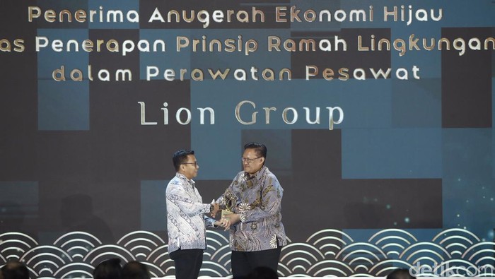 Wakil Pemimpin Redaksi detikcom, Ardhi Suryadhi, memberikan penghargaan kategori Penerapan Prinsip Ramah Lingkungan dalam Perawatan Pesawat dalam malam penghargaan Anugerah Ekonomi Hijau kepada Presiden Direktur Lion Group, Capt Daniel Putut Kuncoro Adi, di Menara Bank Mega, Jakarta Selatan, Selasa (30/7/2024).