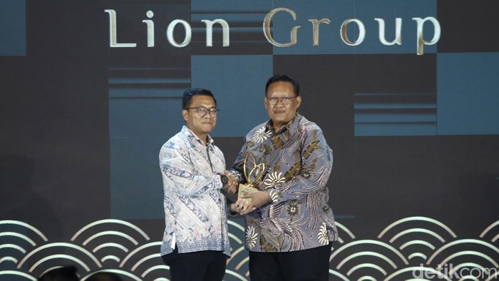 Wakil Pemimpin Redaksi detikcom, Ardhi Suryadhi, memberikan penghargaan kategori Penerapan Prinsip Ramah Lingkungan dalam Perawatan Pesawat dalam malam penghargaan Anugerah Ekonomi Hijau kepada Presiden Direktur Lion Group, Capt Daniel Putut Kuncoro Adi, di Menara Bank Mega, Jakarta Selatan, Selasa (30/7/2024).