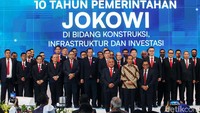 Jokowi foto bersama Ketua Umum dan anggota Gabungan Pelaksana Konstruksi Nasional Indonesia (GAPENSI) di sela-sela acara Refleksi & Catatan 10 Tahun Pemerintahan Jokowi di Bidang Konstruksi, Infrastruktur, dan Investasi.  