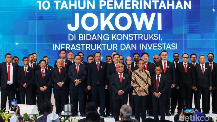 Momen Jokowi Dinobatkan Jadi Bapak Konstruksi Indonesia Gabungan Pengusaha Konstruksi Indonesia menobatkan Presiden Joko Widodo menjadi Bapak Konstruksi Indonesia. Penobatan dilakukan di di Menara Bank Mega, Jakarta, Rabu (31/7/2024).